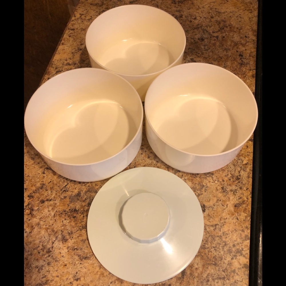 Vintage Tupperware 3 Stacked White Bowls with 1 Seafoam Cover. Unused - Picture 2 of 3